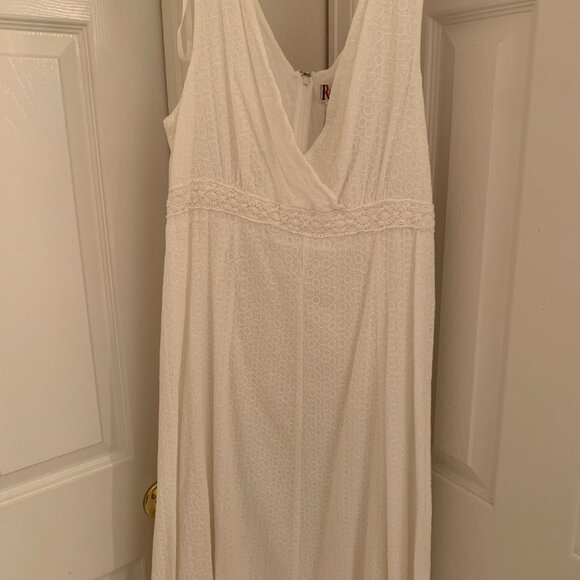 WHITE EYELET SUMMER DRESS, V-NECK, BY R & K ORIGINALS, NEW WITHOUT TAGS - Picture 10 of 12